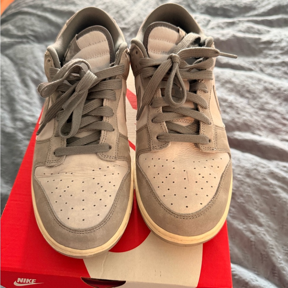 Nike Gray Sneakers Low-Top Dunk Design